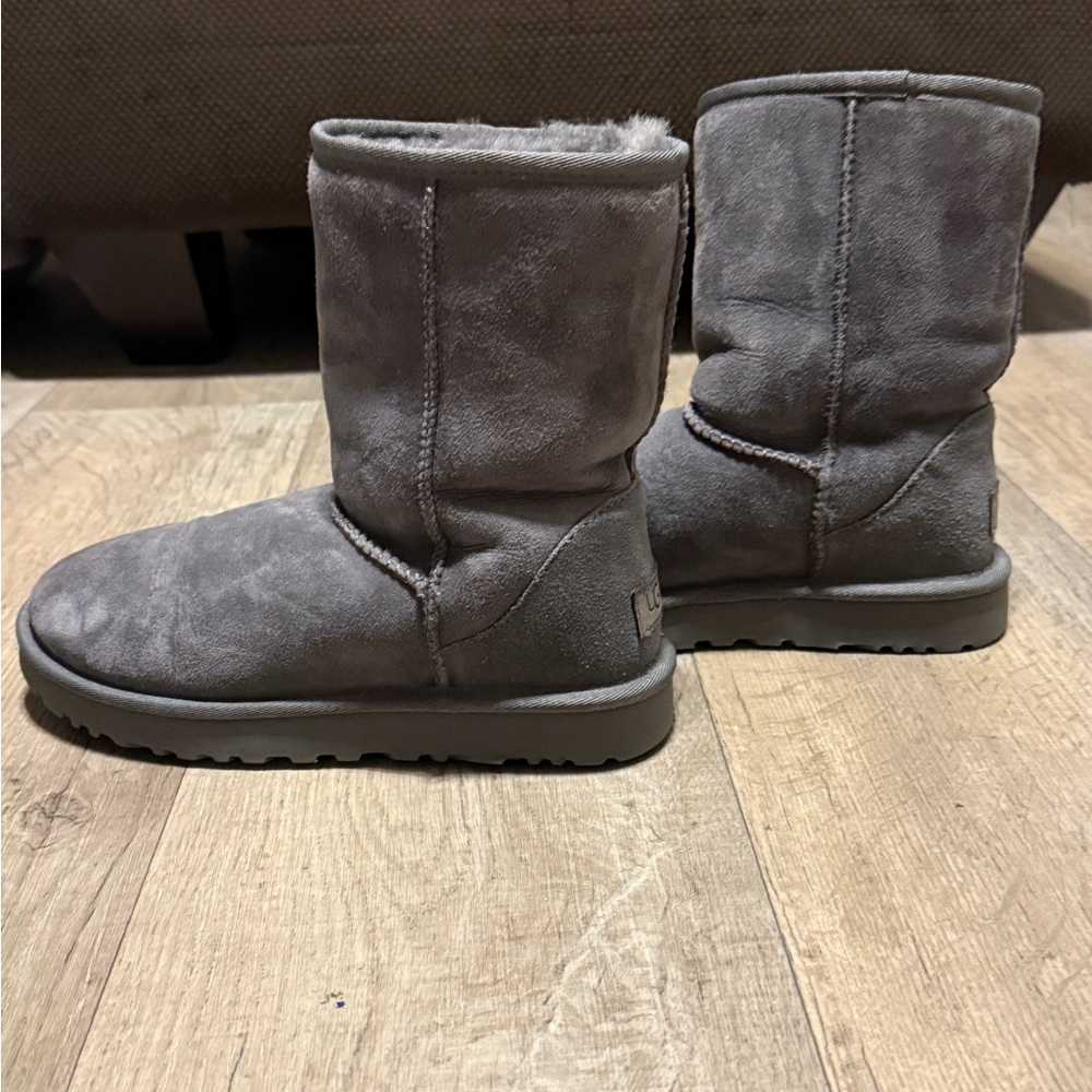 UGG Classic Short ii grey  size 7